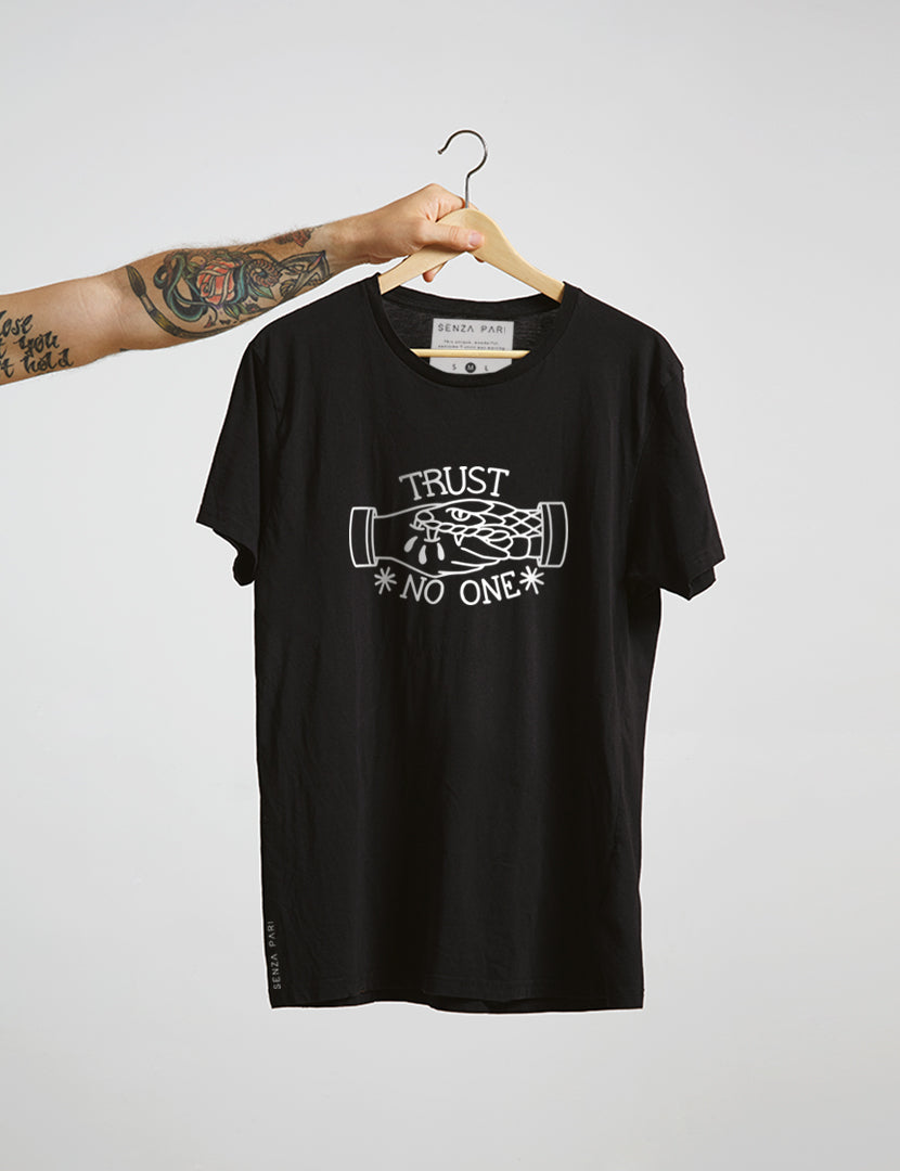 T-shirt Trust No One